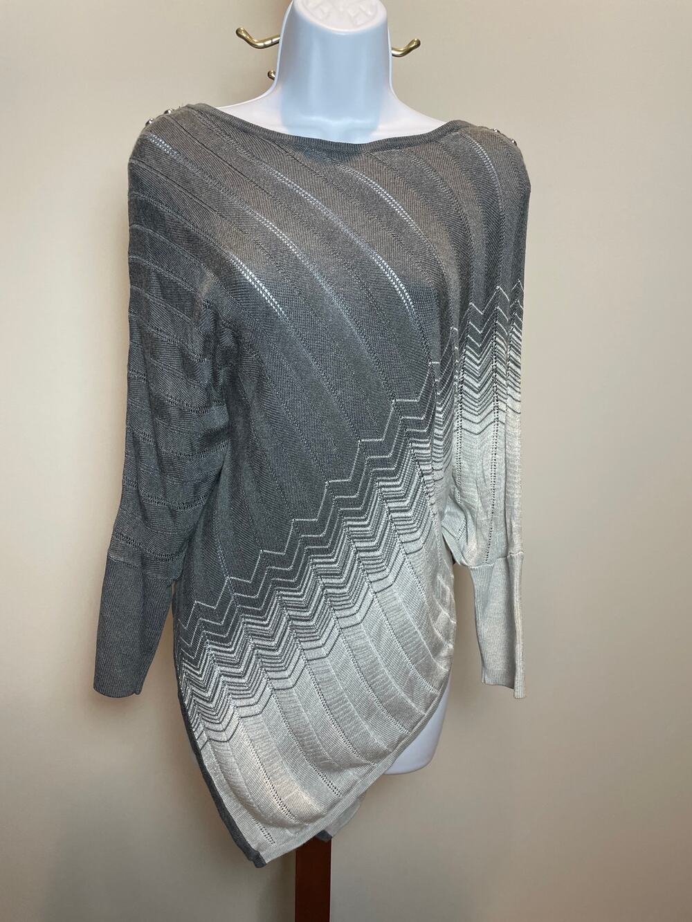White House Black Market Gray White Fade‑Knit Sweater Size S Asymmetrical Hem